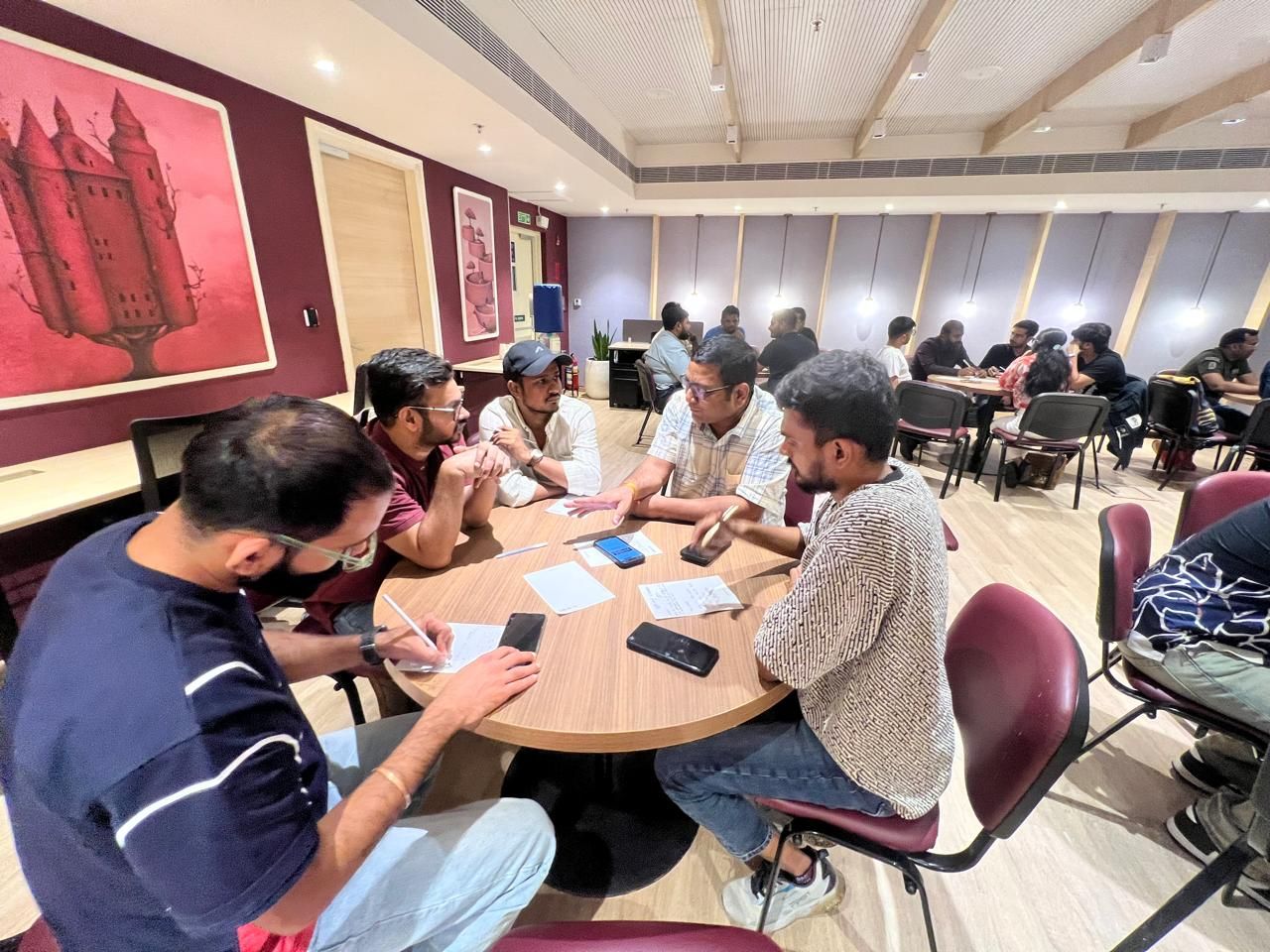 A mastermind table in Bengaluru mid-discussion